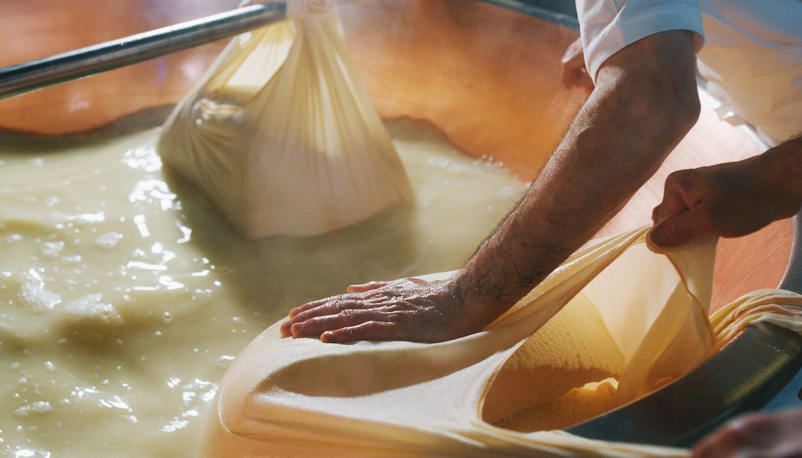 La lavorazione del Parmigiano Reggiano nel caseificio