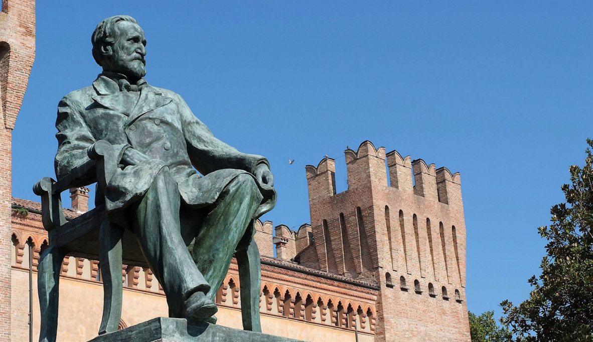 Monumento a Verdi davanti alla Rocca